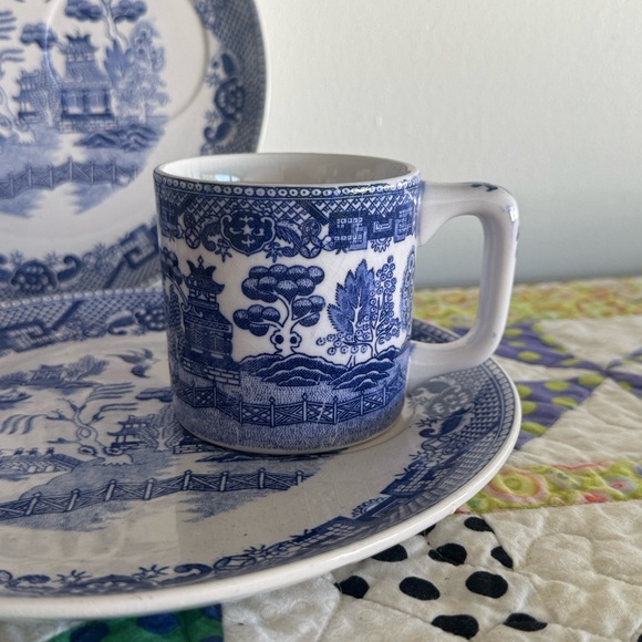 Vintage Blue and White Porcelain Dinnerware Blue Willow Pattern Set of 4 for 2 - Picture 2 of 5